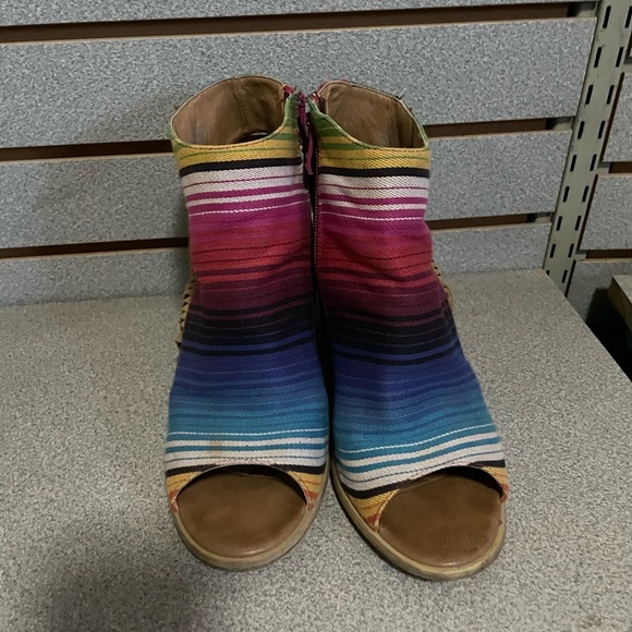 Very Volatile Serape Peep Toe Fringe Stripe Heels Womens 10 Multicolor Boho West - Picture 2 of 6